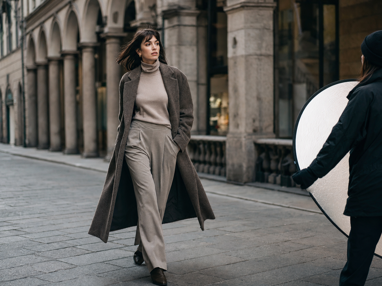 Servizio fotografico editoriale per rivista con modella in ambientazione urbana